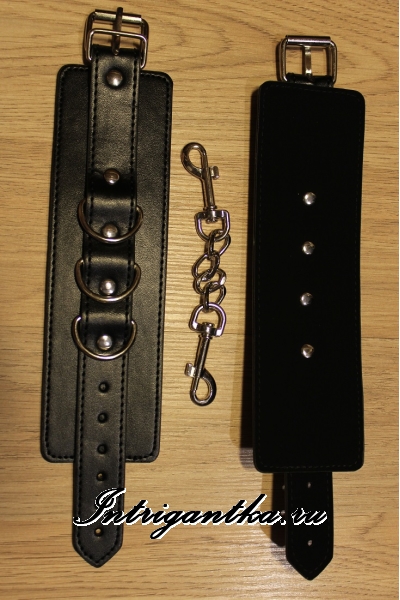 Черные гладкие наручники из кожзама на карабине