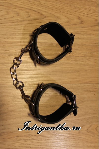 Черные гладкие наручники из кожзама на карабине