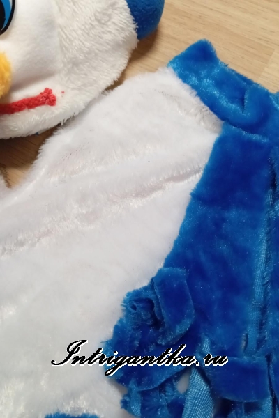 Детский карнавальный костюм для девочки Белый снеговик с синем шарфиком