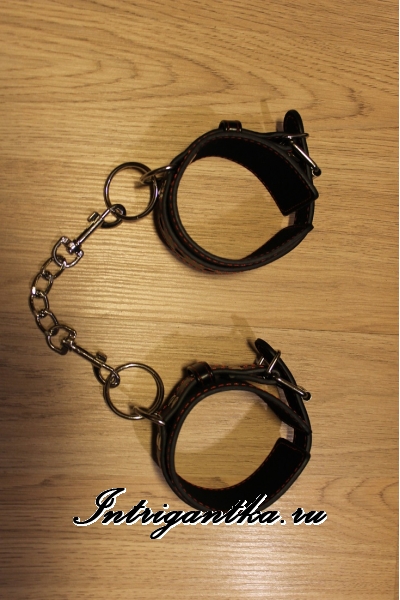 Черные наручники регулируемые с сердечками