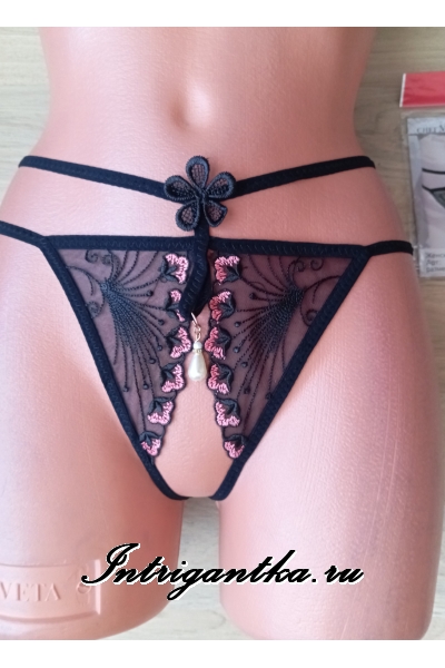 Черные трусики-стринги с кулоном