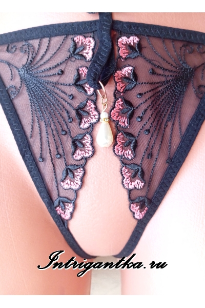 Черные трусики-стринги с кулоном