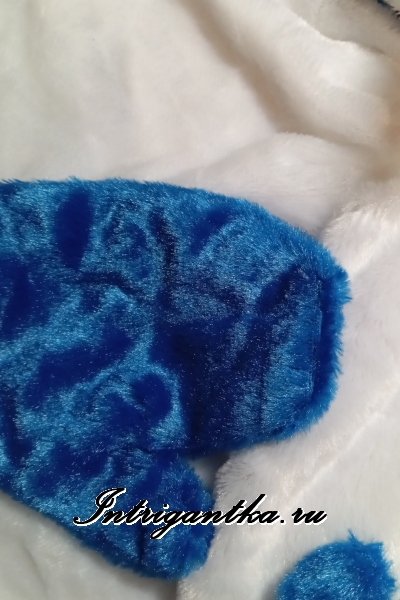 Белый снеговик с синем шарфиком