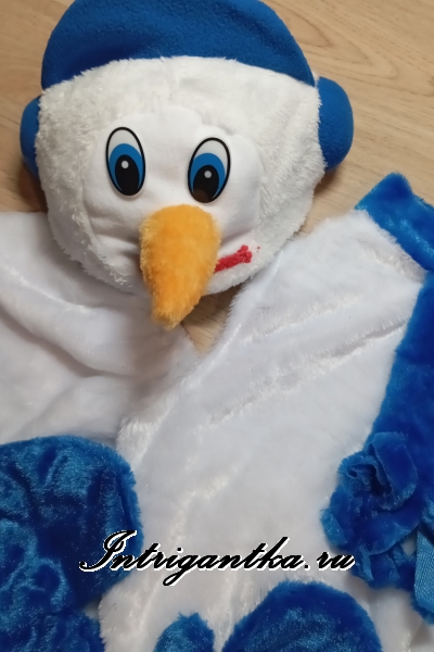 Белый снеговик с синем шарфиком