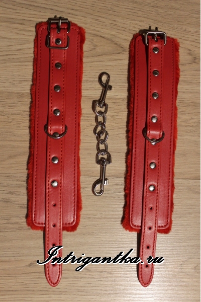 Красные наручники с меховой основой