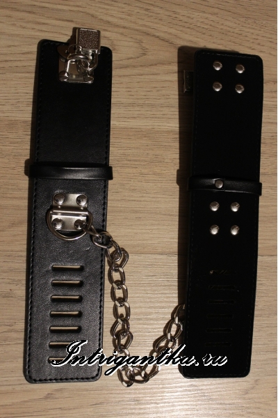 Черные гладкие наручники с замочками