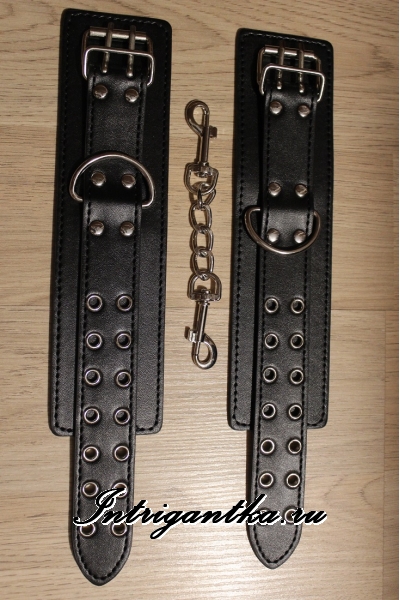 Черные гладкие наручники с карабином