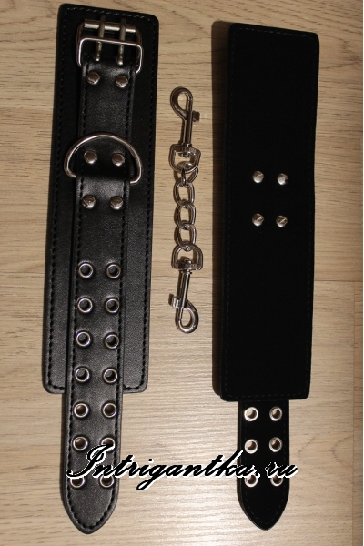 Черные гладкие наручники с карабином